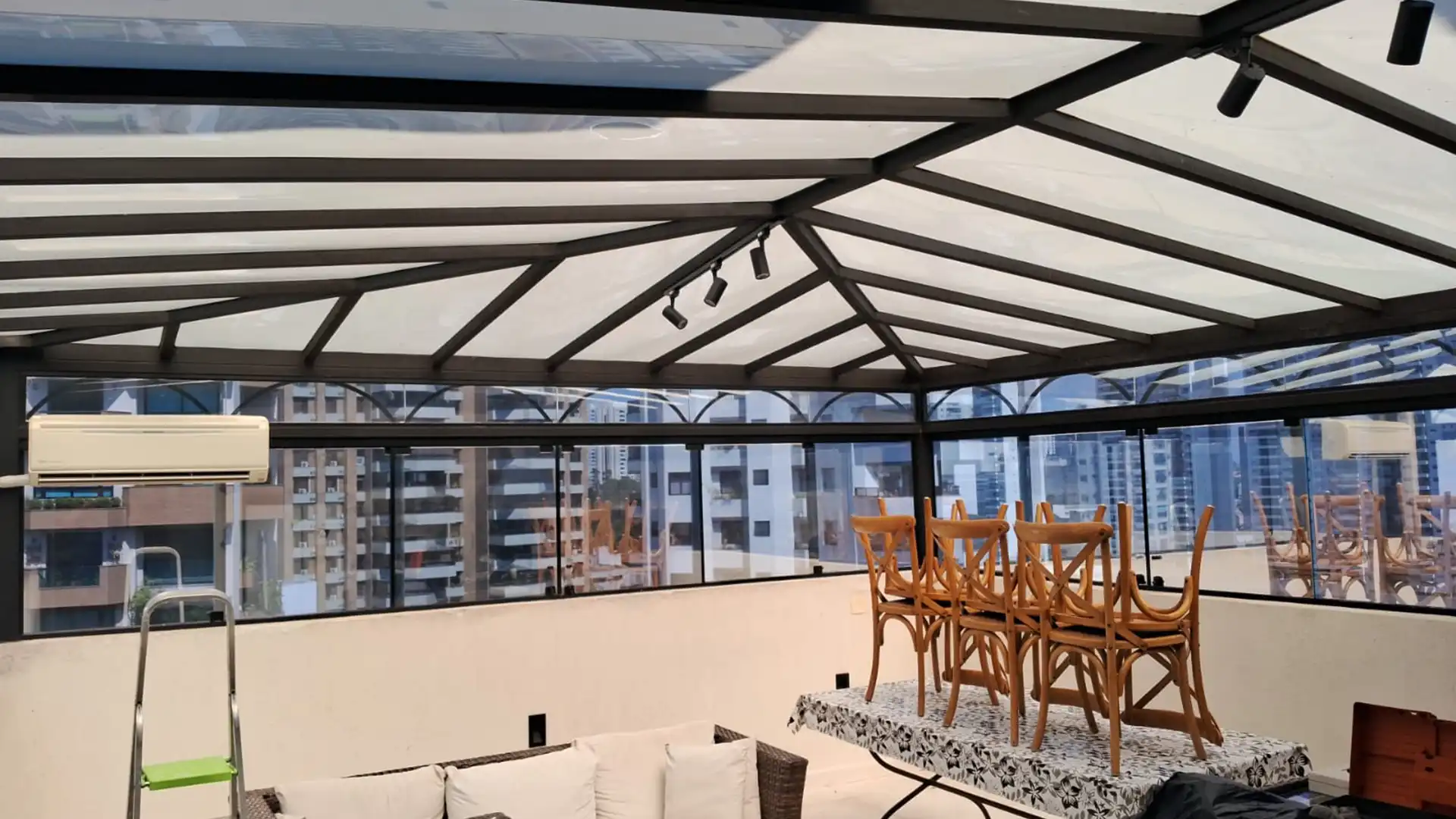 Aplicação de película de controle solar arquitetonica Insulfilm em Teto de vidro