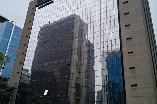 Aplicação de película de controle solar arquitetonica para controle solar Insulfilm em fachada de edifício comercial no Itaim Bibi.