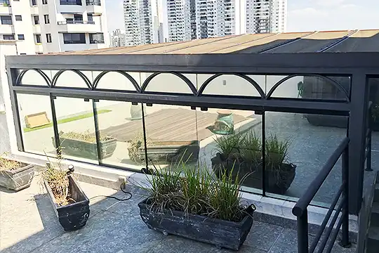 Aplicação de película de controle solar arquitetonica Insulfilm para controle solar em fachadas e vidraças