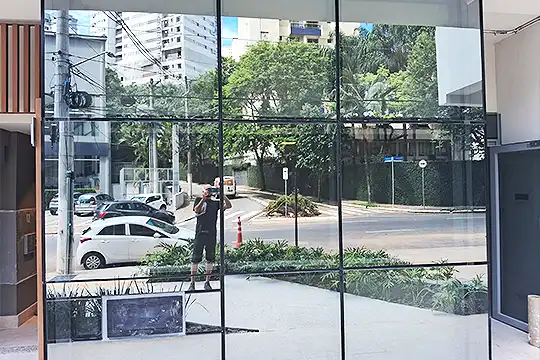 Aplicação de película de controle solar arquitetonica Insulfilm para controle solar em lojas comerciais