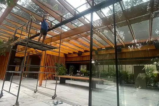 Aplicação de película de controle solar arquitetonica Insulfilm para controle solar em pergolados