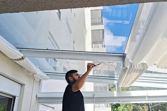 Aplicação de película de controle solar arquitetonica Insulfilm para controle térmico em tetos de vidro