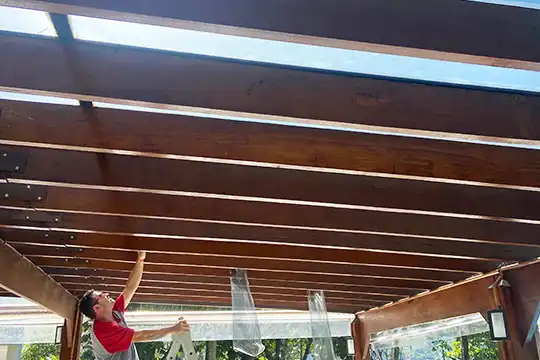 Aplicação de película de controle solar arquitetonica Insulfilm para controle solar em tetos pergolados