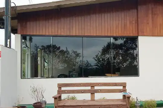 Aplicação de película de controle solar arquitetonica Insulfilm para controle solar em vidraças