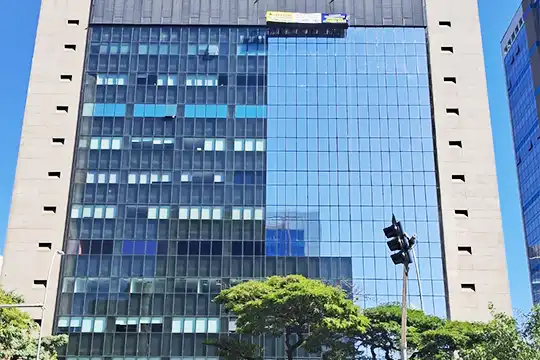 Aplicação de película de controle solar arquitetonica Insulfilm para controle térmico em tetos de vidro