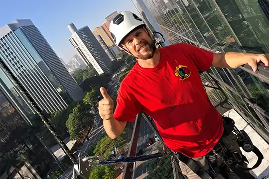Uso de EPIs na aplicação de película de controle solar arquitetonica Insulfilm para controle solar